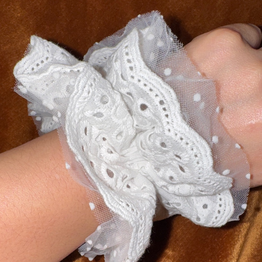 Kristin Ess- NIB White Eyelet & Swiss Dot Lace Oversized Scrunchie - Picture 4 of 10